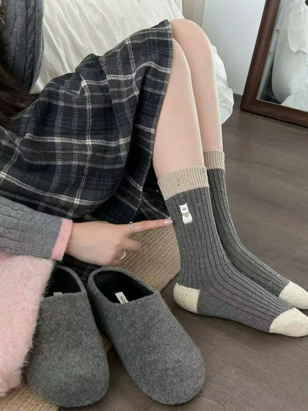 جوراب زنانه ساقدار پشمی گلدوزی