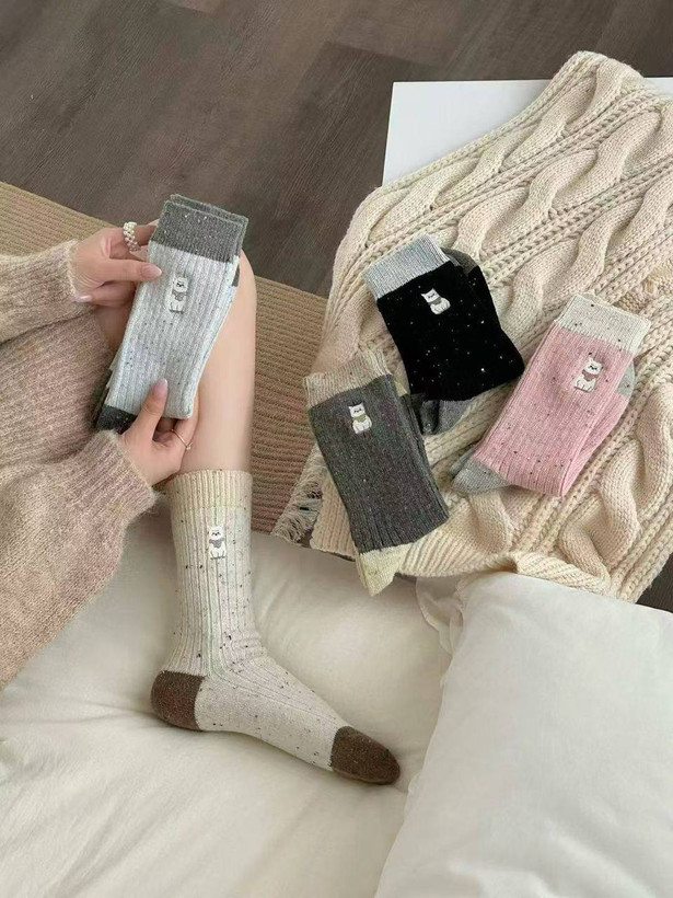 جوراب زنانه ساقدار پشمی گلدوزی