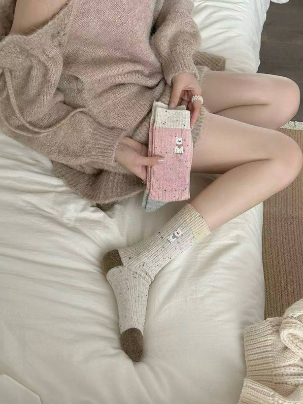 جوراب زنانه ساقدار پشمی گلدوزی