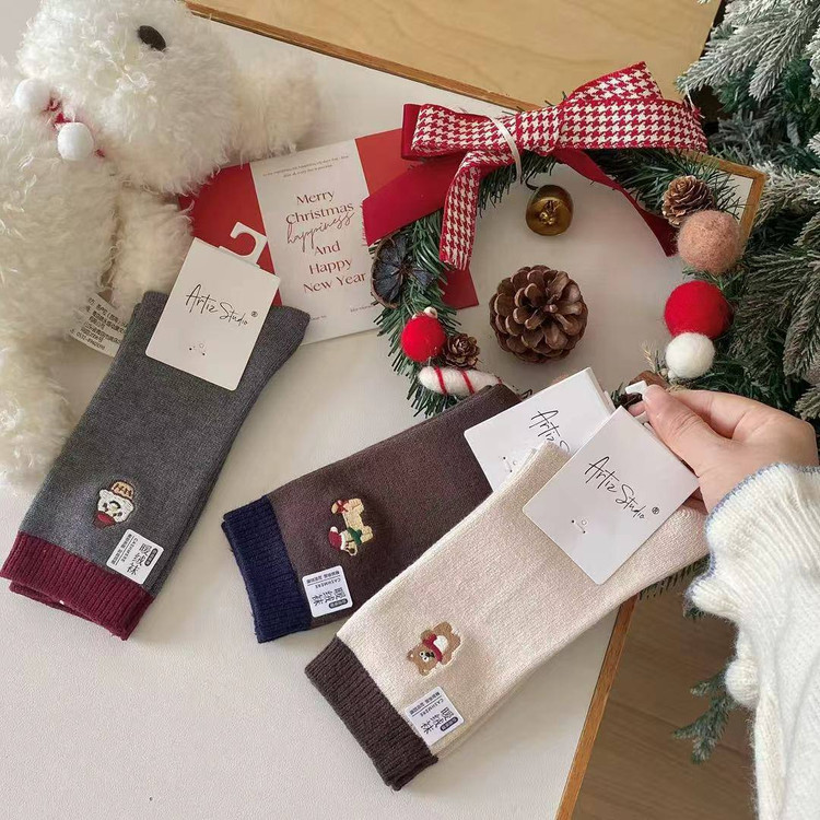 جوراب زنانه ساقدار پشمی گلدوزی