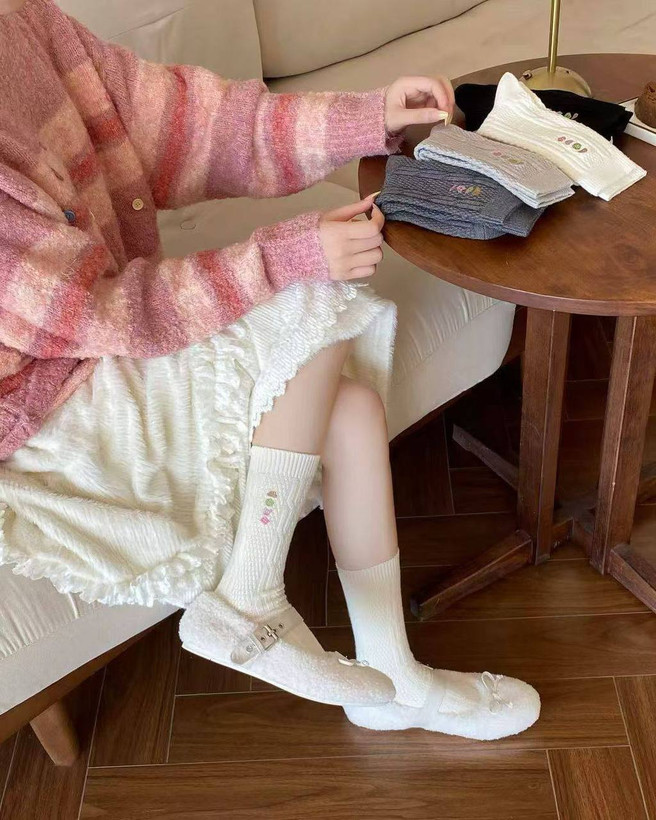 جوراب زنانه ساقدار پشمی گلدوزی