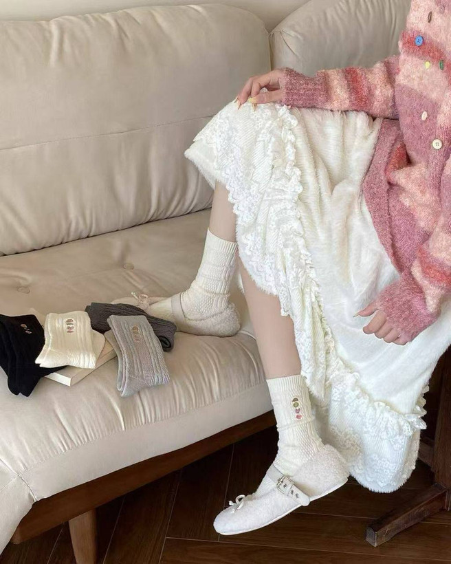 جوراب زنانه ساقدار پشمی گلدوزی